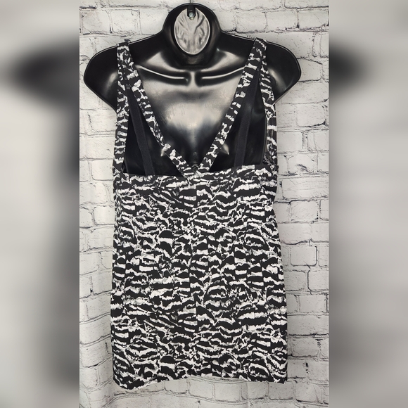 Women's Fabletics Black/Gray Print "Liza" Tank Top Size Small - Picture 3 of 7